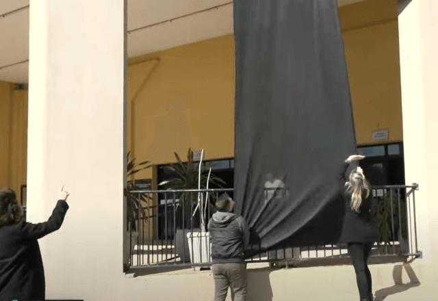 Na entrada principal da Unioeste - a Universidade Estadual do Oeste do Paraná -, um laço preto em sinal de luto foi pendurado | Reprodução