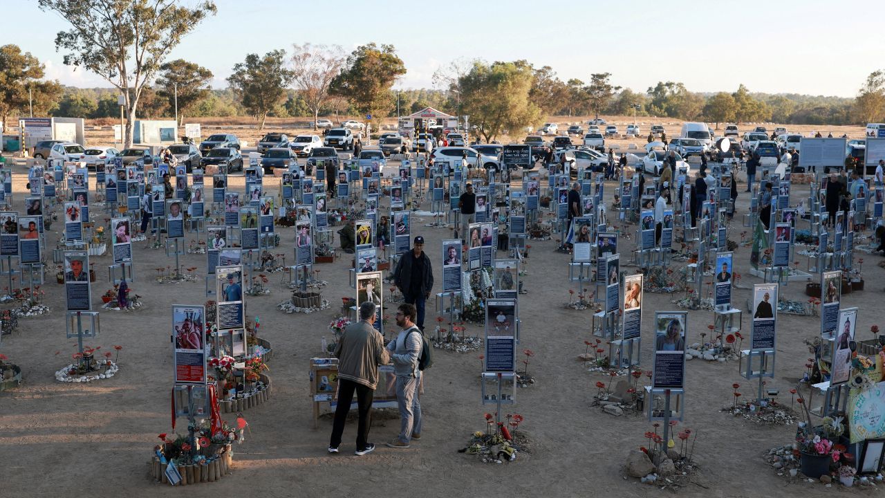 Pessoas visitam local do festival de música "Nova", no sul de Israel, onde pessoas foram mortas e sequestradas durante o ataque mortal liderado pelo Hamas em 7 de outubro de 2023  | Ronen Zvulun/Reuters