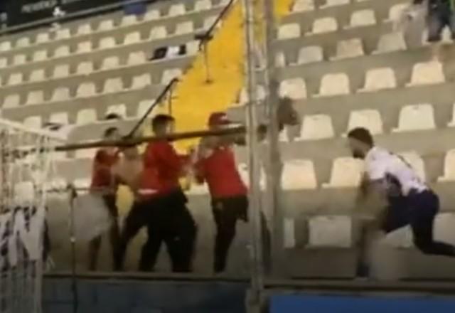 Homens agredindo torcedor