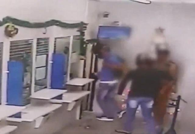 Homens armados durante ação criminosa dentro de casa lotérica