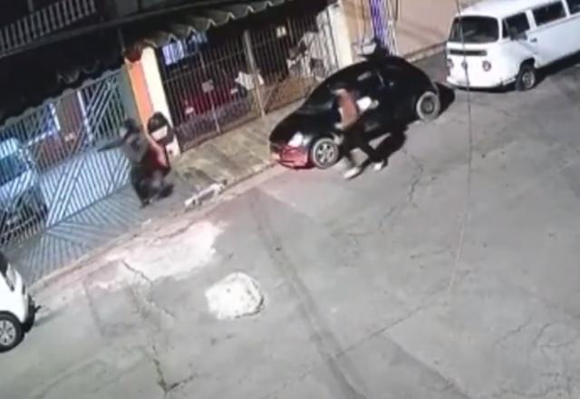 Homens armados em uma rua