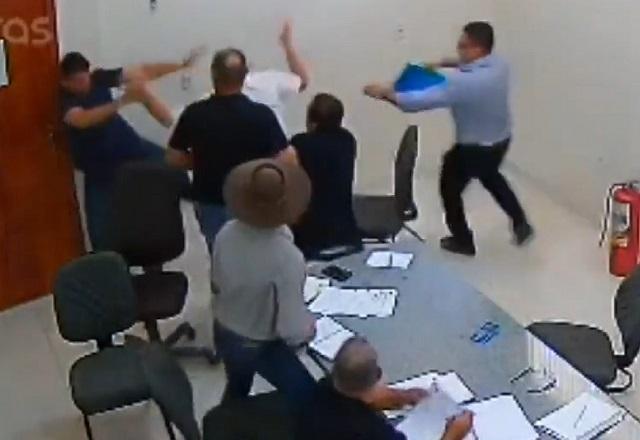 Homens brigando em sala de reunião