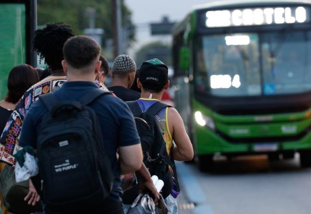 Homens em parada de ônibus | Divulgação/Fernando Frazão/Agência Brasil
