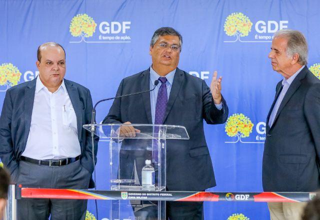 Homens em volta de uma mesa de reunião