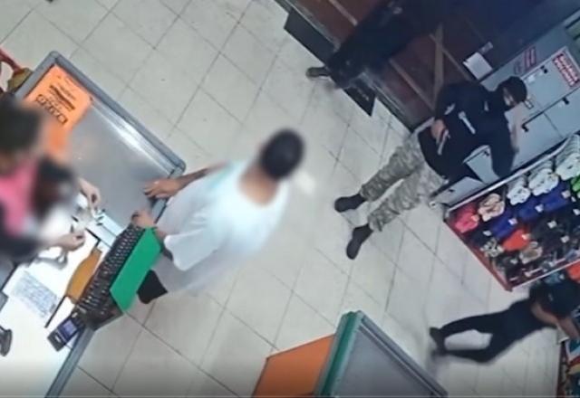 Homens encapuzados invadem mercado e fazem clientes e funcionários reféns no ES. Os criminosos estavam disfarçados e usavam camisas falsas do Polícia Civil