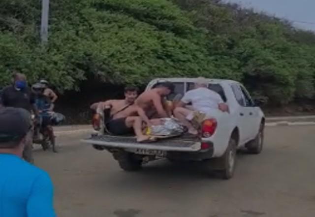 Homens levam criança em camionete