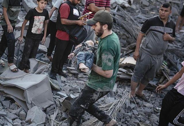 Homens tenta tirar mulher palestina dos escombros