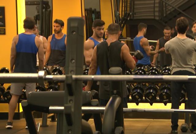 Homens treinando em uma academia
