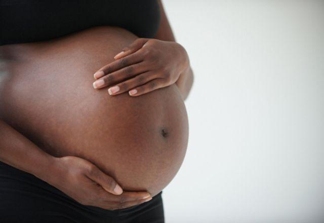 Probabilidade de mulheres negras fazerem aborto é 46% maior do que para brancas Probabilidade de mulheres negras fazerem aborto é 46% maior do que para brancas