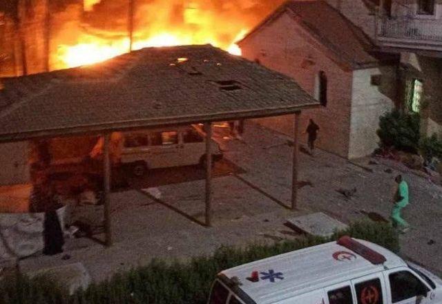 Hospital em chamas após ataque aéreo de Israel