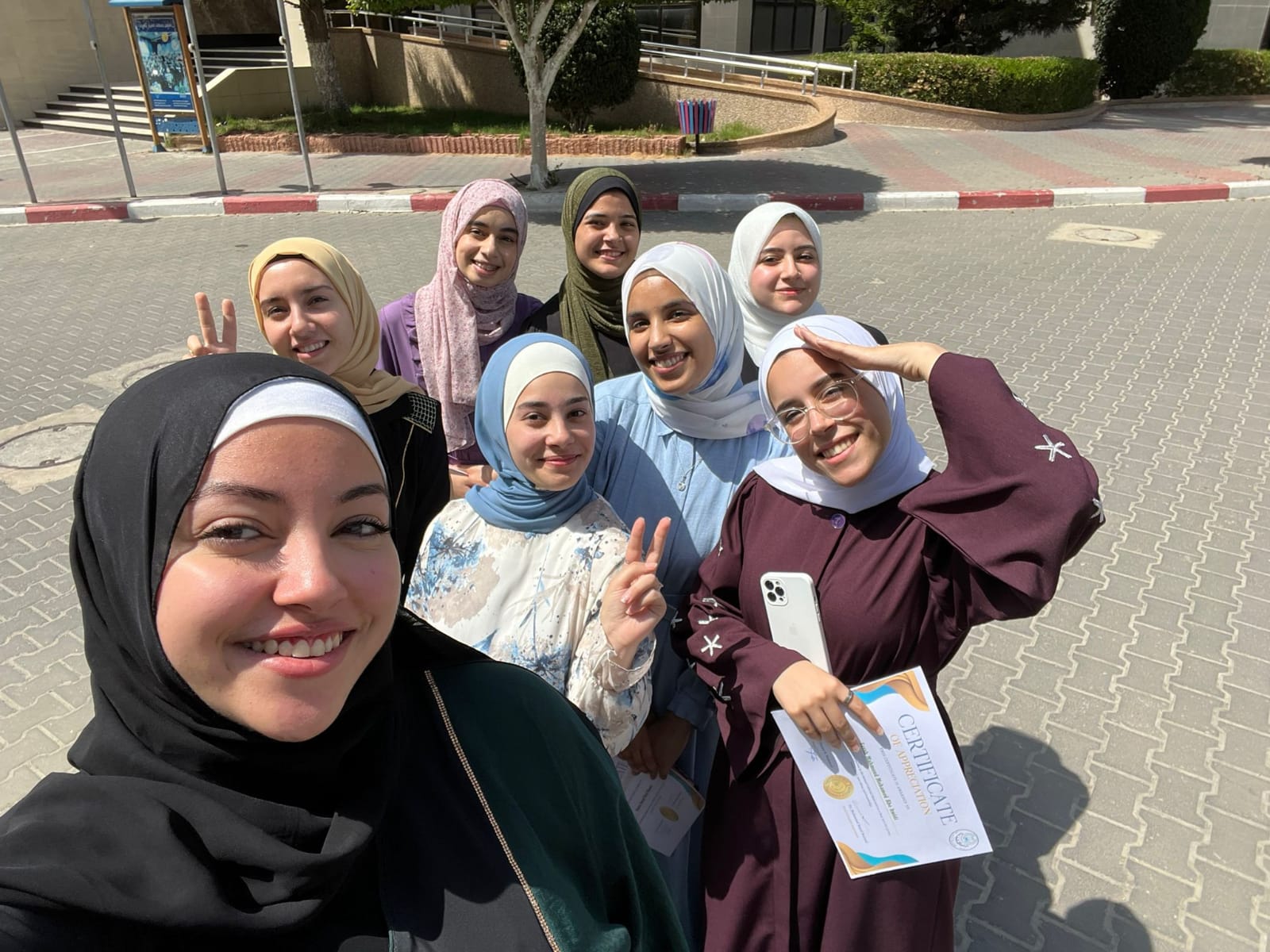 Jornalista palestina Huda Skaik e amigas, em registro feito antes da guerra | Foto: Arquivo pessoal