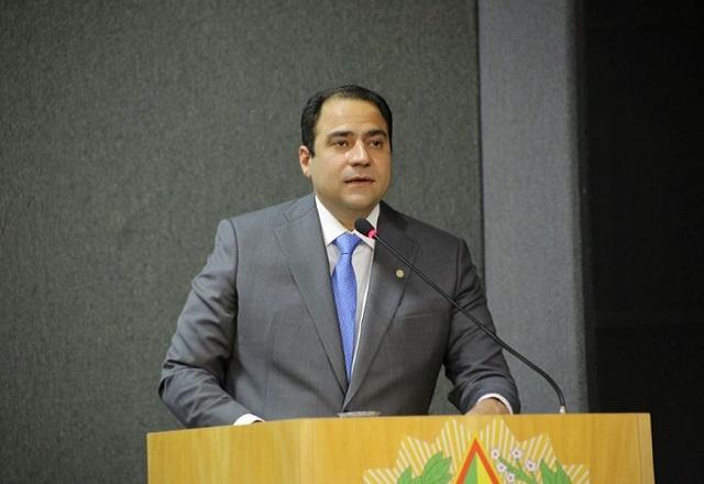 Presidente da OAB fala ao microfone (Alexandre Motta/IAB)