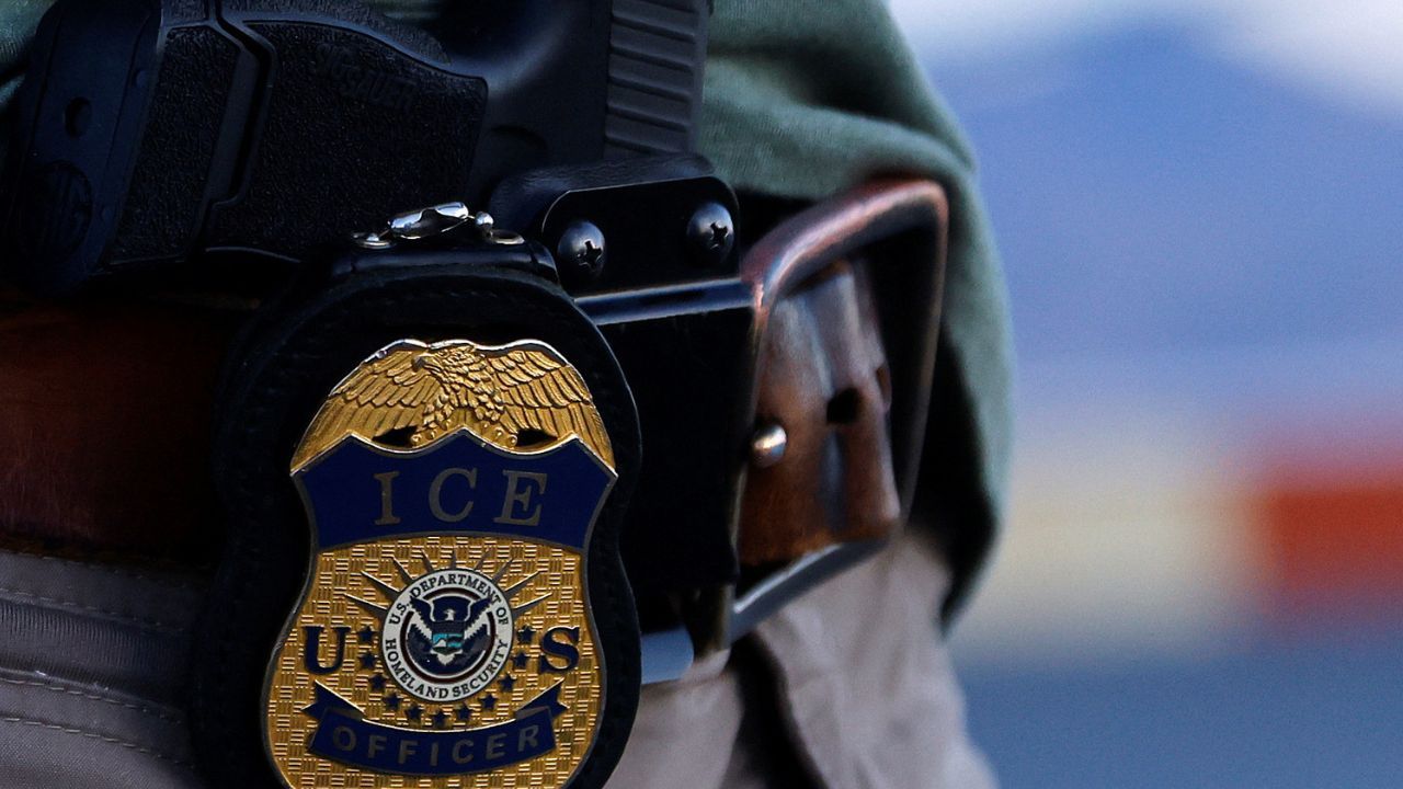 Imagem da notícia: Agente do ICE mata mexicano em operação nos EUA Imagem da notícia: Agente do ICE mata mexicano em operação nos EUA