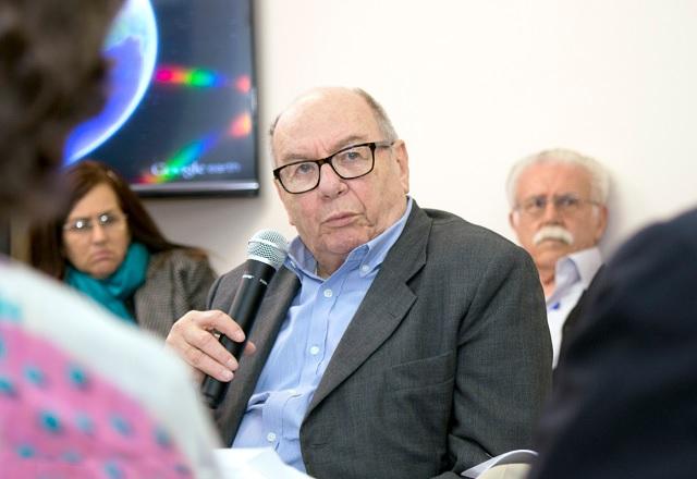 José Arthur Giannotti fala ao microfone (Divulgação/IEA-USP)