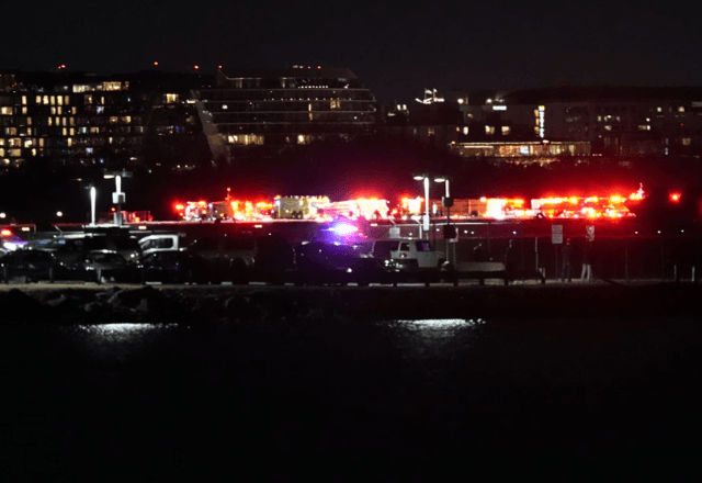 Avião comercial e helicóptero militar colidem em aeroporto de Washington (EUA) | AP Photo/Alex Brandon
