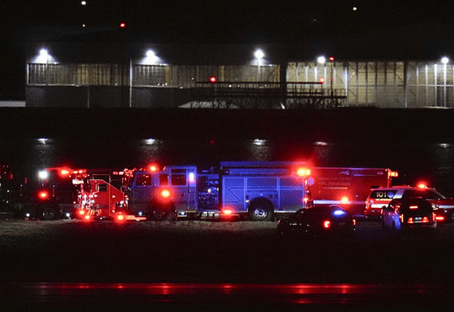 Avião comercial e helicóptero militar colidem em aeroporto de Washington (EUA) | AP Photo/Alex Brandon