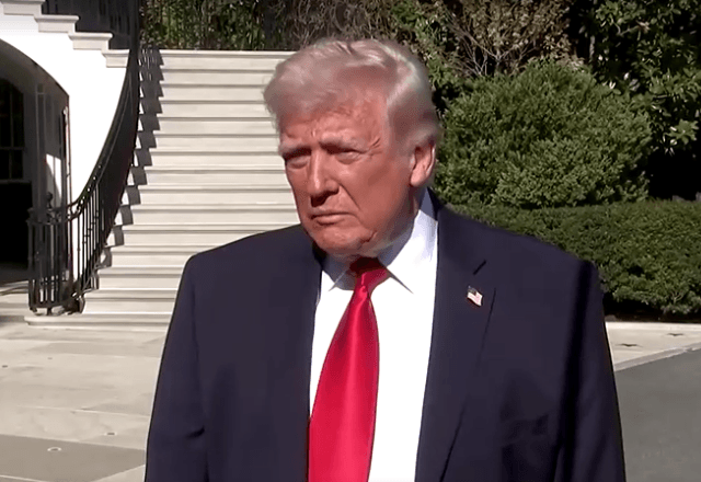 Presidente dos EUA, Donald Trump, falou com jornalistas na saída da Casa Branca, neste sábado (11) | Reprodução/Reuters