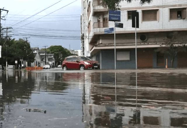 Chuvas e ventos fortes voltam a provocar estragos em Porto Alegre