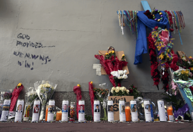 Memorial para as 15 vítimas do atentado em Nova Orleans