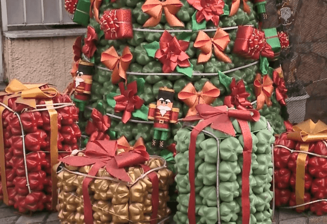 Decoração de Natal com material reciclado é atração no Rio