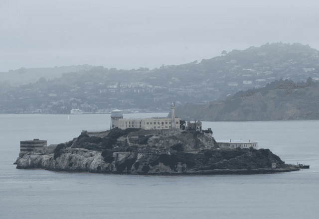 Alcatraz está localizada em uma ilha próxima a São Francisco, na Califórnia, o cercada pelas águas Oceano Pacífico | Foto: AP Photo/Arquivo
