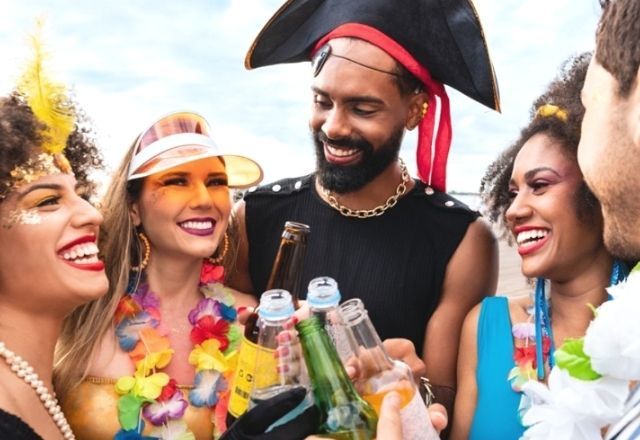 Cuidados no carnaval: mistura de álcool, energéticos e remédios pode levar à intoxicação Cuidados no carnaval: mistura de álcool, energéticos e remédios pode levar à intoxicação
