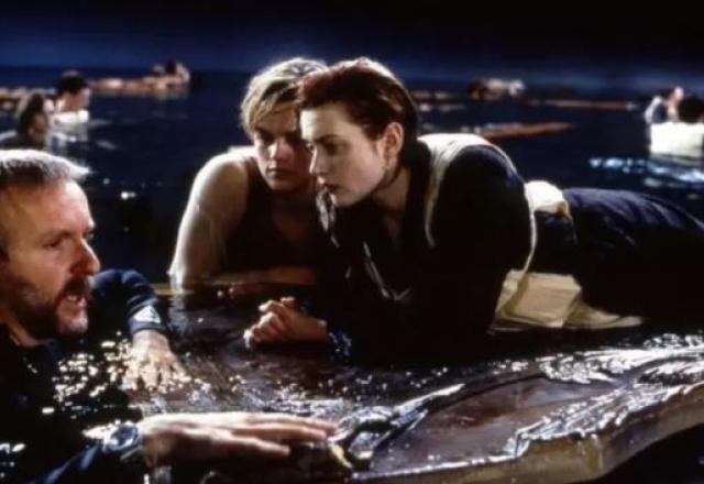 James Cameron, Kate Winslet e Leonardo DiCaprio no set de Titanic (Reprodução/IMDb)