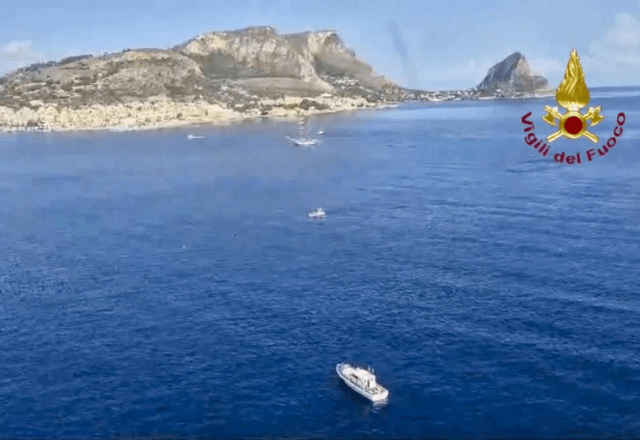 Um helicóptero e barcos de resgate da guarda costeira, bombeiros e o serviço de proteção civil estão envolvidos nas buscas | Vigili del Fuoco via AP