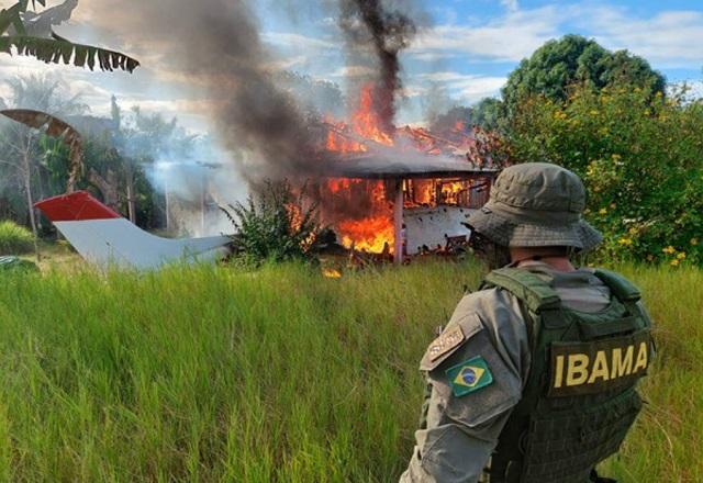 Agente do Ibama observa aeronave pegando fogo (Divulgação/Ibama)