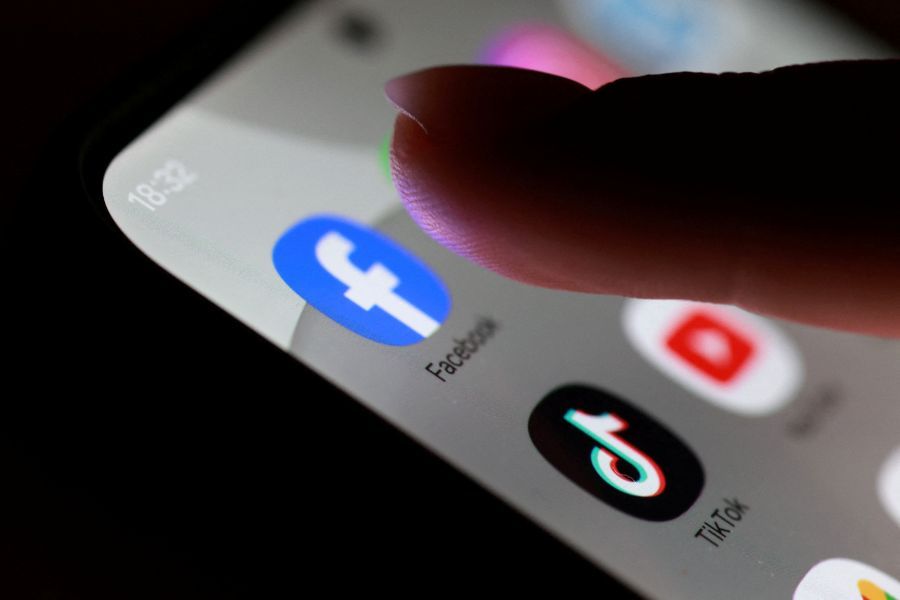 Ícones do Facebook, do TikTok e do YouTube em tela de celular | 27/10/2025/Reuters/Dado Ruvic