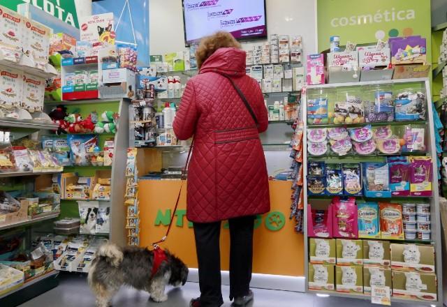 Idosa compra produtos em mercado pet no Brasil