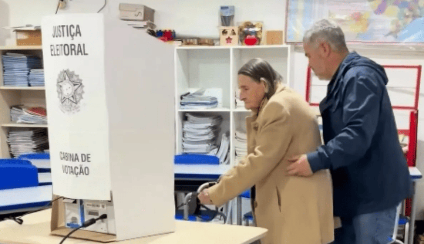 Idosa de 100 anos vota em Santa Catarina Idosa de 100 anos vota em Santa Catarina