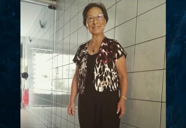 Idosa de óculos sorrindo