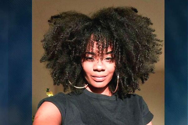Idosa é indiciada por injúria racial após agredir estudante negra em ônibus