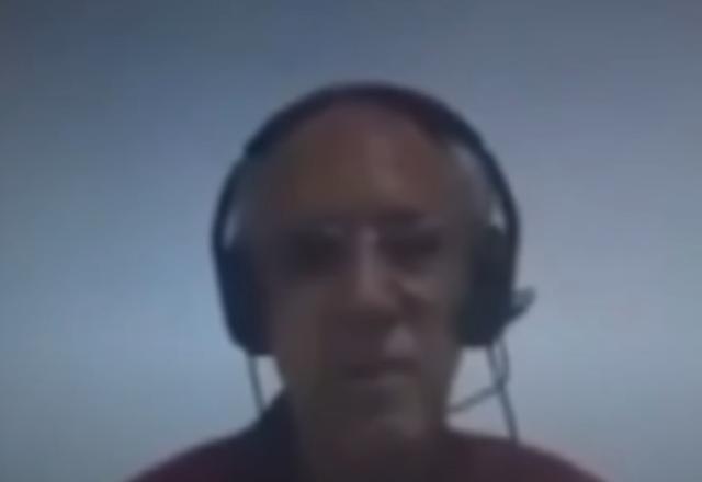 Idoso com fones de ouvido e óculos de grau