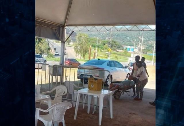 Idoso é levado em carrinho de mão para drive-thru de vacinação