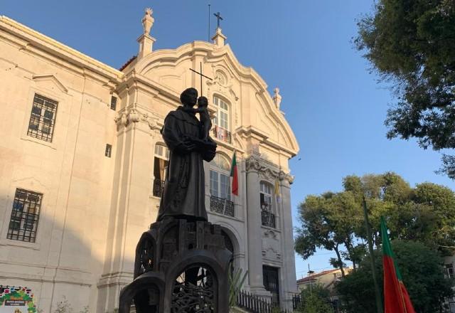 Festa Junina em Lisboa com Santo Antônio, noiva e casamento coletivo Festa Junina em Lisboa com Santo Antônio, noiva e casamento coletivo