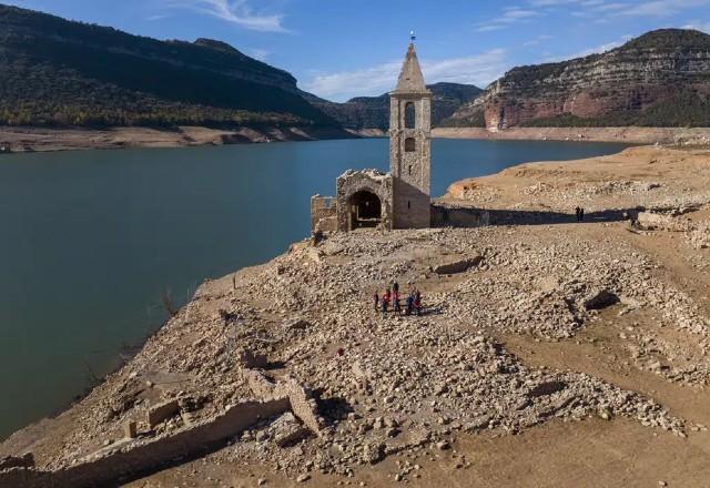 Igreja e vila ressurgem com seca em reservatório na Catalunha
