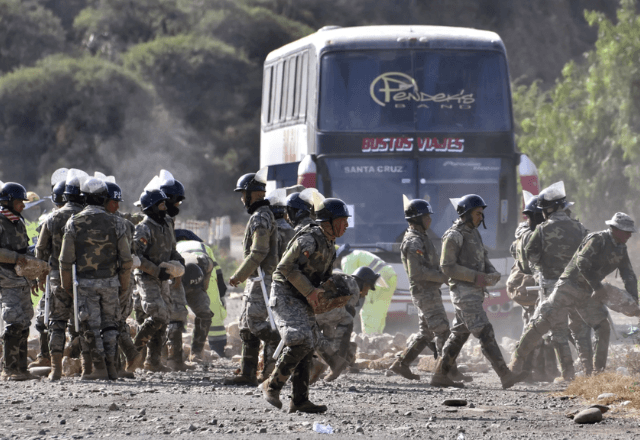 Policiais limpam estradas bloqueadas em Paratoni | Foto: AP