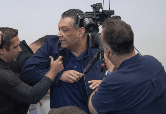 Alex Padilha sendo retirado da coletiva | Foto: AP