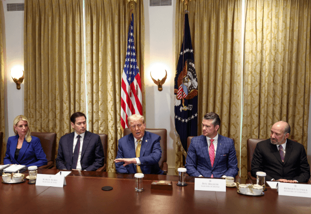 Trump conduz reunião de gabinete na Casa Branca | Foto: reprodução/Reuters 