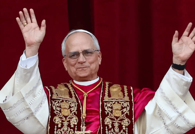 Leão XIV assume o pontificado e promete construir pontes de diálogo e unidade
