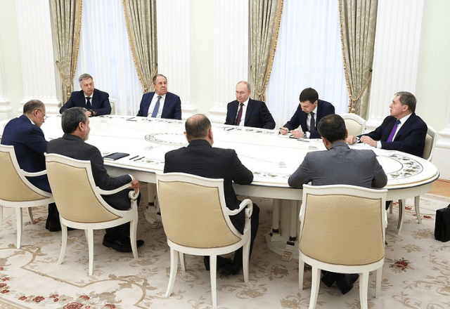 Putin em encontro com o Ministro das Relações Exteriores do Irã, Abbas Araghchi | Foto: reprodução/Kremlin 