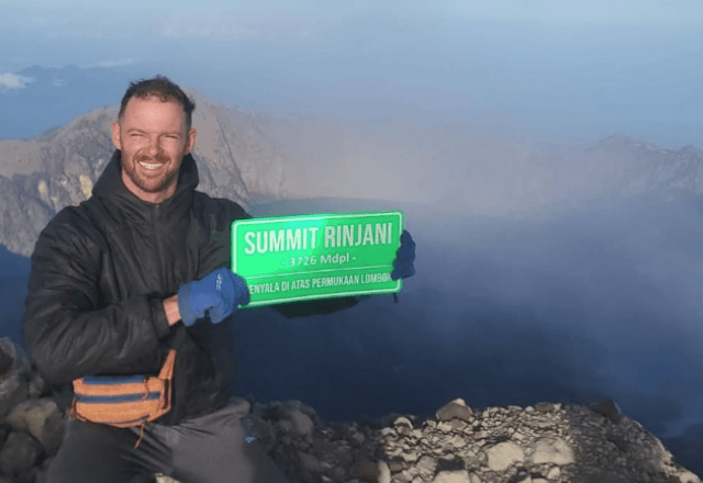 Irlandês Paul Farrell durante trilha no vulcão Rinjani, na ilha de Lombok, Indonésia | Foto: reprodução/redes sociais 