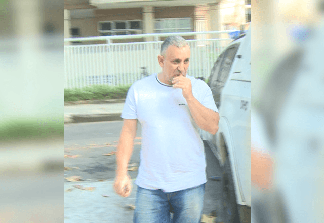 Bicheiro Marcelo Cupim chegando na delegacia | Foto: reprodução/SBT
