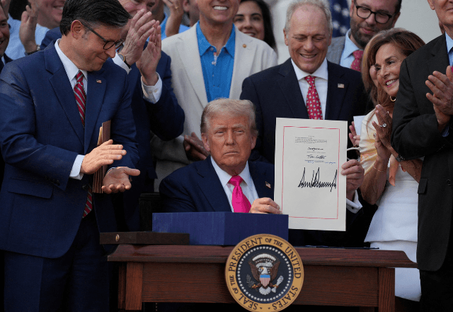 rump sanciona lei de corte de impostos e gastos | Foto: reprodução/Reuters