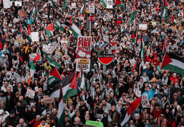Mais de 100 mil protestam em Sydney contra Israel e em apoio à Palestina | Foto: reprodução/The Guardian