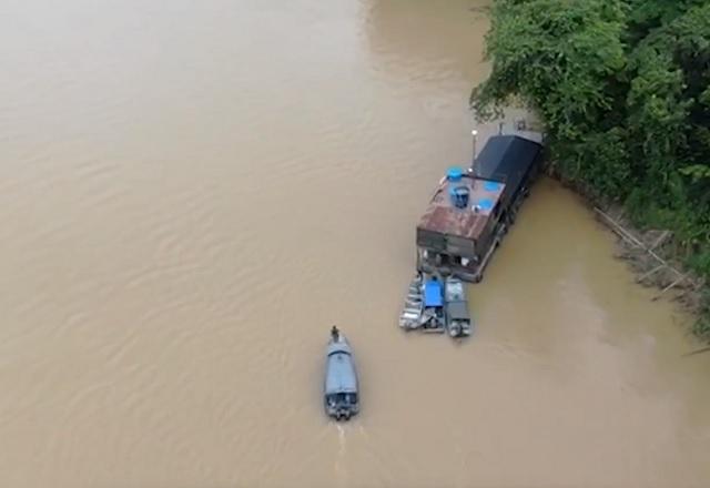 Imagem aérea de barcos navegando em rio