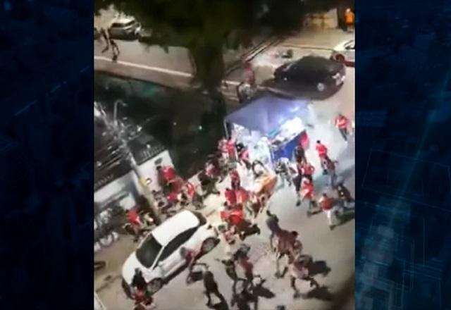 Imagem aérea de correria de torcedores durante briga generalizada
