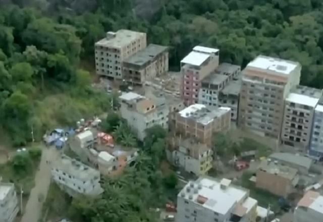 Imagem aérea de prédios em área irregular no Rio de Janeiro